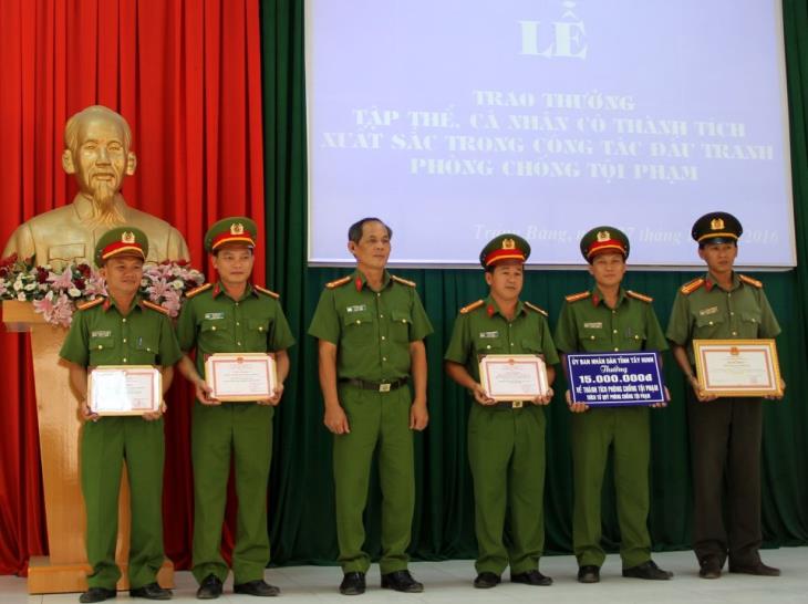 UBND tỉnh: Khen thưởng tập thể, cá nhân có thành tích trong đấu tranh phòng chống tội phạm